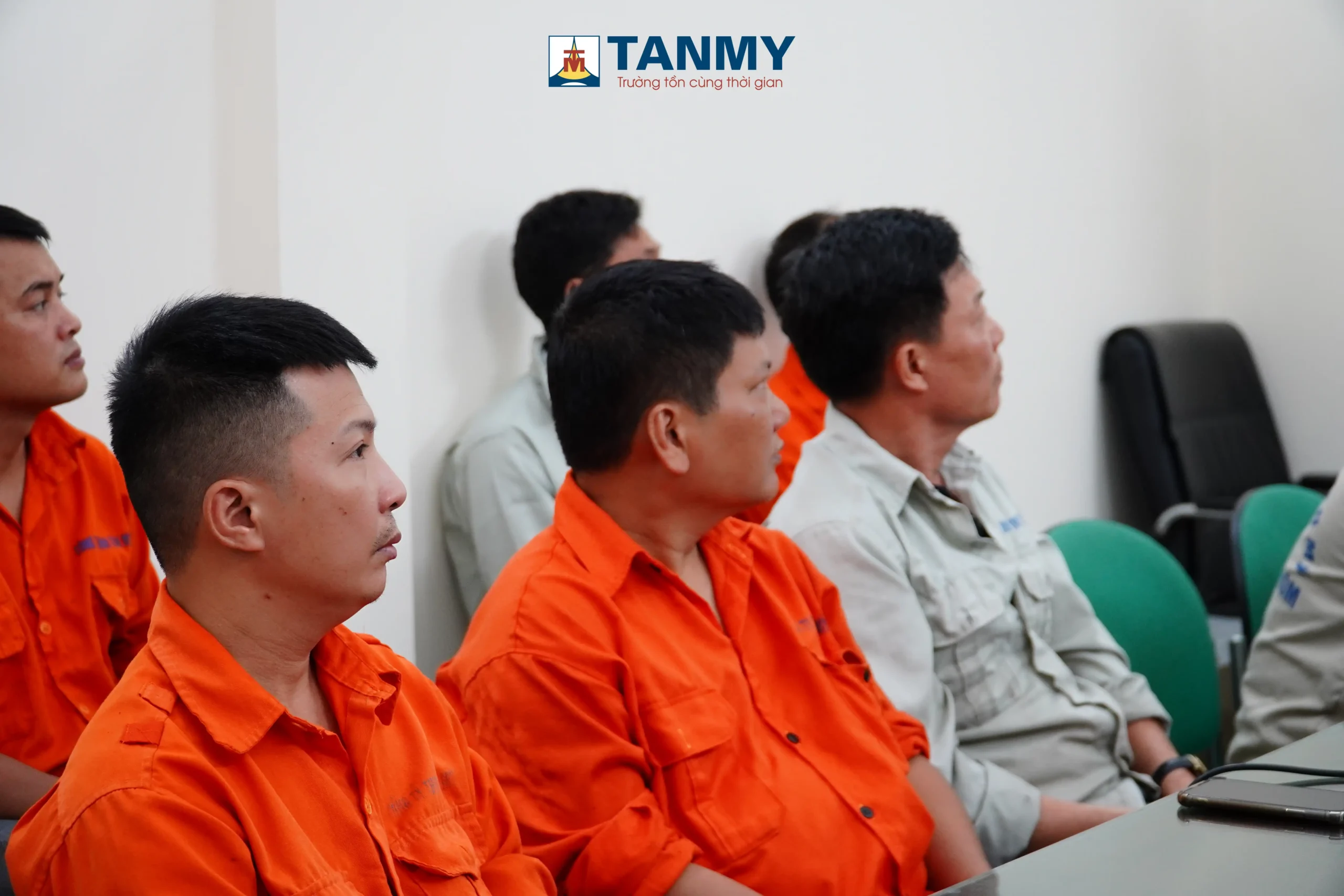 cong-nhan-tan-my-cham-chu-lang-nghe