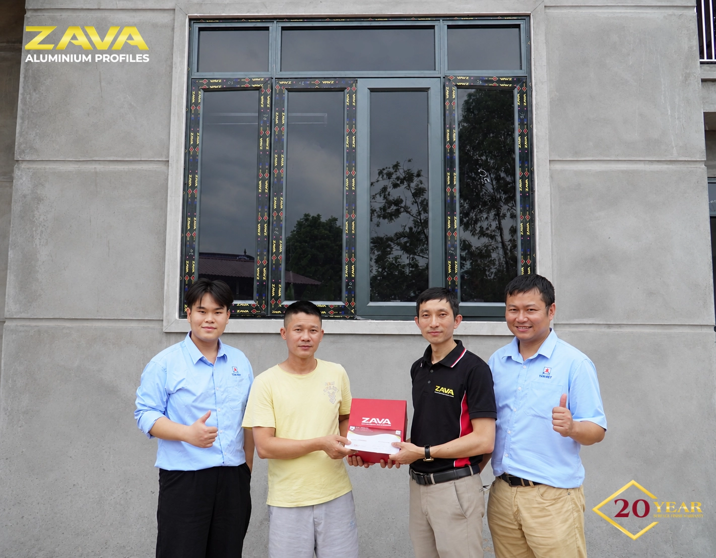 Cua-nhom-ZAVA-ghi-metallic-Bac-Ninh